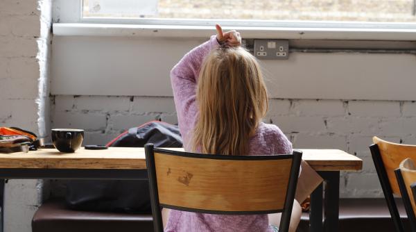 O țară vrea ca fetele să meargă la școală cu un an mai devreme decât băieții