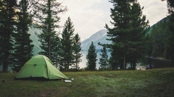 Sondaj: Aproape jumătate dintre adolescenţii de la sate nu au fost niciodată în tabără la munte