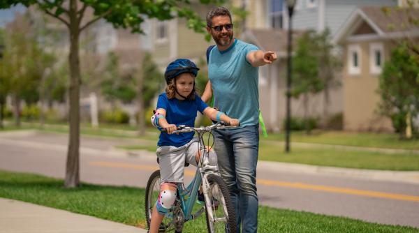 Afirmațiile mai eficiente decât „ai grijă” pe care să le spui copilului tău, conform unui terapeut