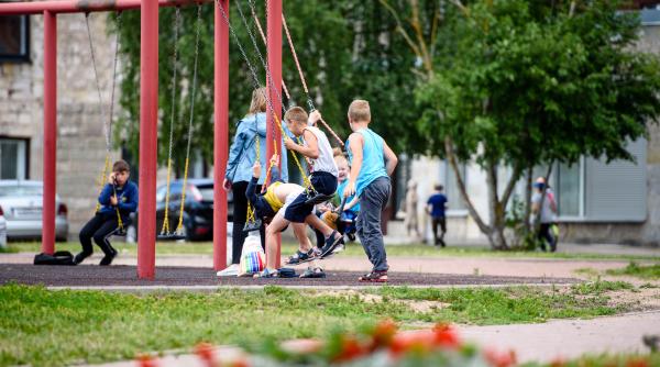 Elevii se pregătesc să intre în vacanța de vară! Pedagog: „Chiar dacă nu mai sunt în clasă, să NU încetăm să le predăm și să-i educăm în fiecare zi!”