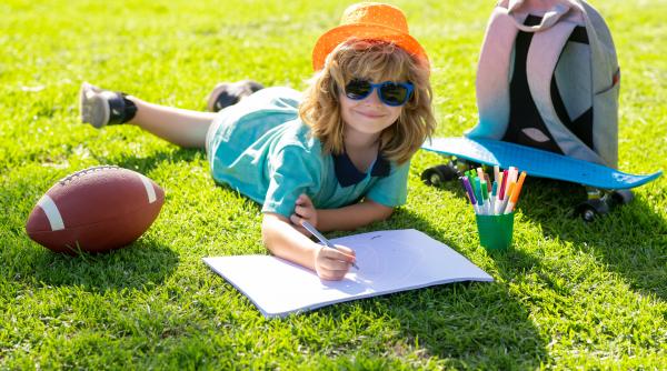 Sfaturi de la experți în pedagogie pentru ca elevii să-și facă temele de vacanță fără să se plângă: „Trebuie să NU devină o sursă de stres pentru copii!”