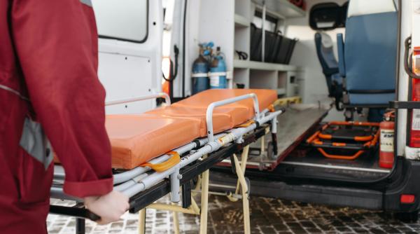 Autorităţile au declanşat Planul Roşu: Doi copii au ajuns la spital, în urma unui accident între un autocar şi un TIR