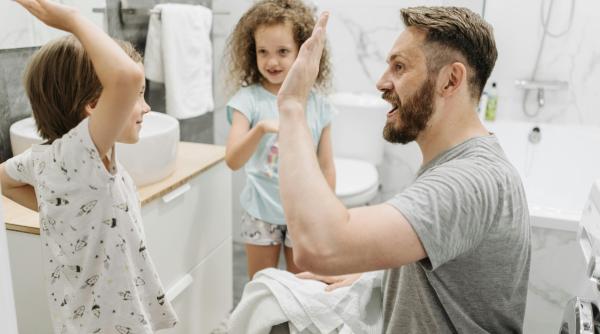 Trucuri pentru a-i învăța pe copii să-și curețe urechile