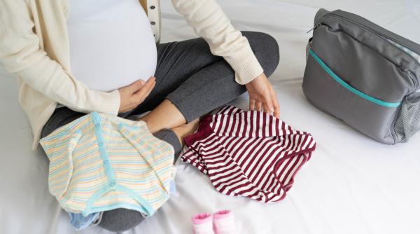Ce nu trebuie să-i lipsească viitoarei mămici din bagajul de naștere