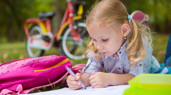 Doi profesori spun cum să alegi cel mai bun caiet de activități de vară pentru copil