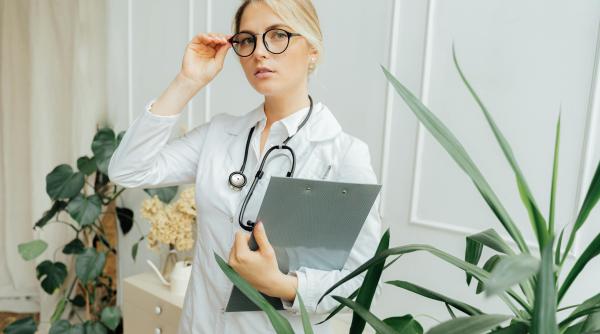 STUDIU: Dacă medicul este o femeie, pacienții au șanse mai mari de supraviețuire. Iată motivele