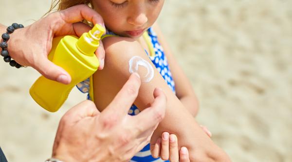 Marea dilemă a cremelor de protecție solară pentru copii. ACESTEA sunt ingredientele pe care trebuie să le conțină