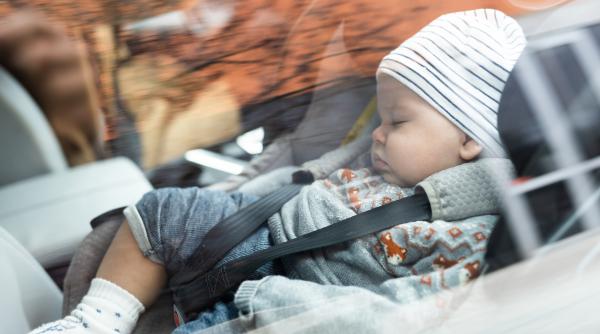 S-a întâmplat din nou! Bebeluș de 7 luni, uitat de tatăl său în mașină. Trupul neînsuflețit, descoperit pe bancheta din spate abia după muncă