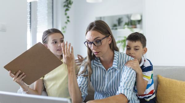 Aproape trei sferturi dintre mame au mai puțin de o oră pe zi pentru sine, conform unui studiu recent