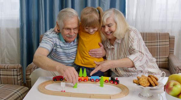 Cum să reacționezi dacă nepotul tău pare să-i „favorizeze” pe ceilalți bunici ai săi? Psiholog: „Copiii trăiesc în momentul prezent!”