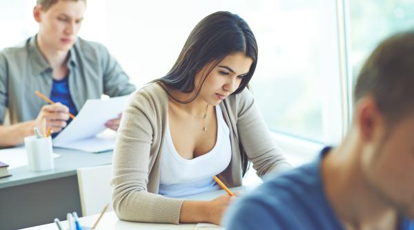 Mii de elevi susțin mâine prima probă la Evaluarea Națională