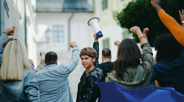 Elevii, nemulțumiți de propunerea de Statut al Elevului, ies în STRADĂ! Reglementările pe care cer: „Respectarea unui orar echilibrat, eliminarea camerei de detenție!”