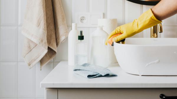 Greșeala multor mămici: Dacă folosești înălbitor, nu îl dilua niciodată cu apă fierbinte. Iată care ar fi motivul