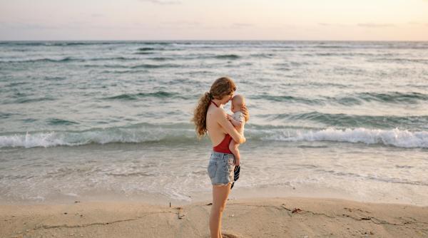 La câte luni poate fi dus un nou-născut la mare: Recomandările specialiștilor