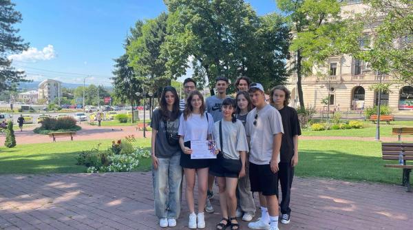 Spectacol despre elevul-erou Mugur Călinescu, premiat la Iași. Evelina Andreescu: „A trebuit să transmit emoția unei mame a cărui fiu este anchetat zilnic de securitate”