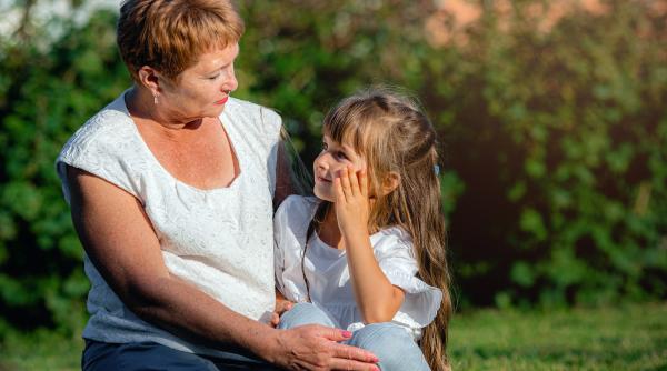 Cum necazurile bunicilor îi pot afecta pe nepoții lor? Psiholog: „Trauma generațiilor anterioare poate avea un impact profund asupra sănătății”