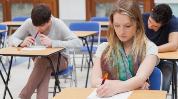 BAC 2024. Peste 134.000 de absolvenți de liceu încep probele scrise la Bacalaureat. REGULILE și obiectele INTERZISE în sala de examen