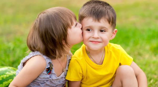 Sunt băieții mai sensibili decât fetele? Experții răspund: „Amigdala la ei este mai reactivă la stimulii negativi! Aceste emoții sunt agravate de reacțiile părinților”