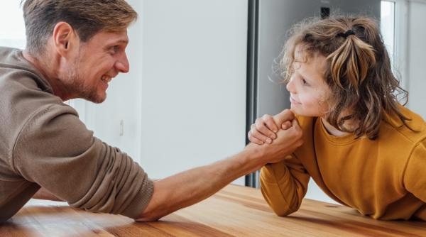 Iată trei motive pentru care părinții acceptă copilul LIPSIT de RESPECT față de ei, conform unui psiholog