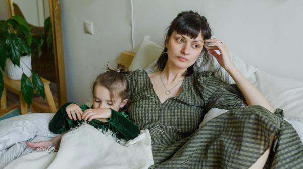 Ești o mamă toxică? Acestea sunt comportamentele pe care ar trebui să le eviți