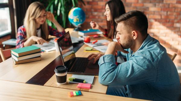 Industria meditațiilor a bubuit și în acest an! Elev: „Credeți că se poate lua BAC-ul cu ce s-a făcut la școală?" Părinții au scos din buzunar 600 lei/săptămână ca să-i pregătească pe copii