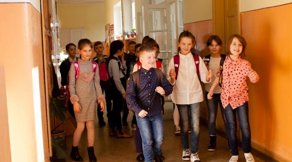 Claudia Chiru, semnal de alarmă asupra direcției educației: „Colectivele de elevi trebuie să fie ETEROGENE! Studiile demonstrează clar că omogenitatea pe care o doriți voi NU este prolifică!”