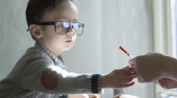 „Copilul face Asperger de la vaccin?” Dr. Ioana Georgescu: „Mitul că vaccinurile cauzează autism își are originea într-un studiu publicat în 1998” / VIDEO 