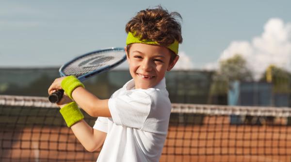 Beneficiile tenisului la copii. Aceștia învață să gestioneze atât victoriile, cât și înfrângerile