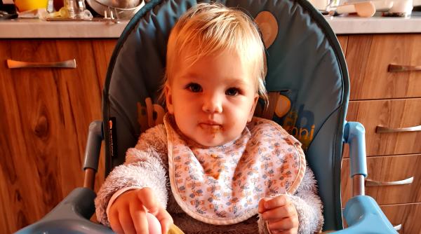 Semnele care arată că bebelușul e pregătit pentru diversificare. Dr. Ioana Stavrositu: „Încă de pe la 4 luni arată interes, dar se interpretează greșit că ar pofti!” / VIDEO