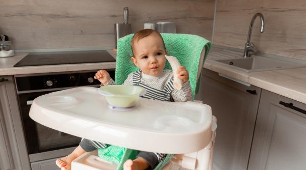 Cu ce începem diversificarea? Le dăm pasat sau bucăți? Dr. Ioana Stavrositu: „Mie nu mi-e teamă de copii, mie mi-e teamă de mămici” / VIDEO