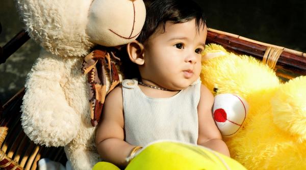 Ai ales prima literă potrivită pentru numele copilului tău? Iată semnificațiile acesteia