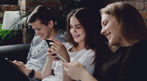 Farse pe TikTok cu apeluri la 112. Trend periculos printre adolescenți: „Spuneau că o să sune la o anumită sumă strânsă și o să își bată joc de gabori”