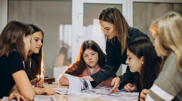 „S-au meditat copiii cu note peste 9.00 la Evaluarea Națională?” Oana Moraru: „Majoritatea copiilor români inteligenți au `achiziționat` în 8-12 ani de școală multe goluri”