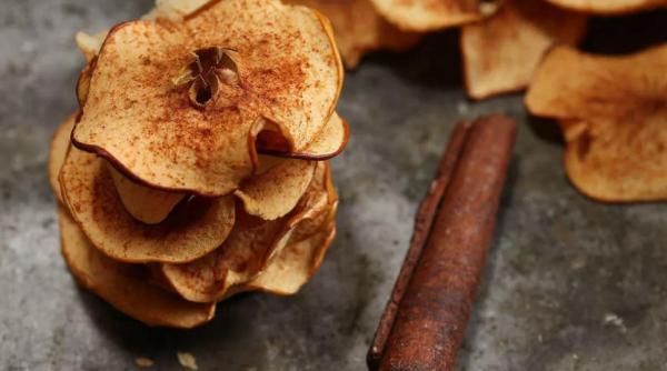 Chipsuri de mere: rețeta de gustare perfectă pentru a convinge copiii să mănânce fructe