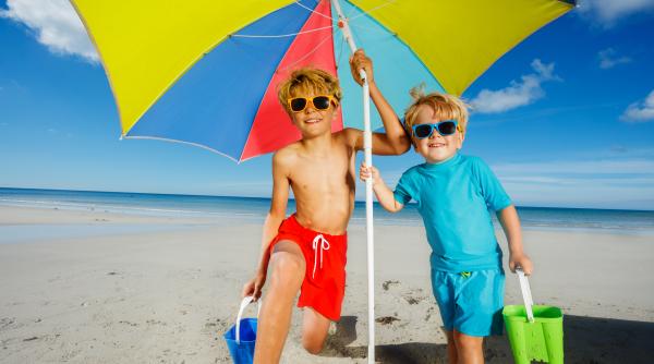 Mergeți la plajă cu copiii? LISTA lucrurilor necesare de luat în geantă ca să fiți bine pregătiți