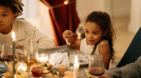 Bune maniere la masă: Copiii trebuie să cunoască și să respecte aceste 9 REGULI