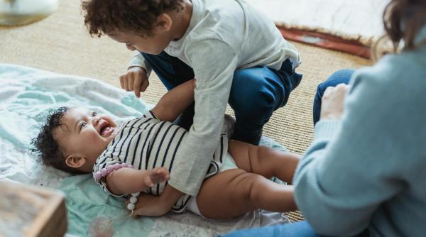 Gelozia între frați: Trucuri pentru a o evita