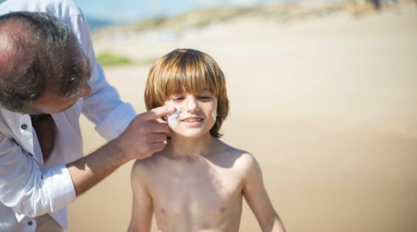 Pediatrii trag un semnal de alarmă: Nu folosiți acest tip de cremă de protecție solară la copii