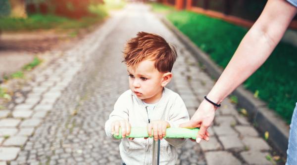 Cele cinci lucruri pe care părinții le vor prea devreme de la copiii lor. Expert: „La asta NU ar trebui să te aștepți de la micuții tăi!”