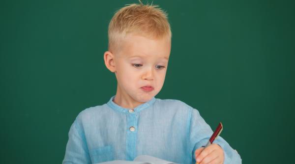 De ce unii copii sunt dreptaci și alții stângaci? Explicația științifică 