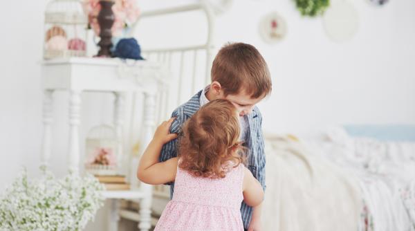 „Denis, pericol public!” Doi copii au provocat haos la o nuntă: Unul a dat foc la rochia de mireasă, iar altul a stricat dansul mirilor / VIDEO