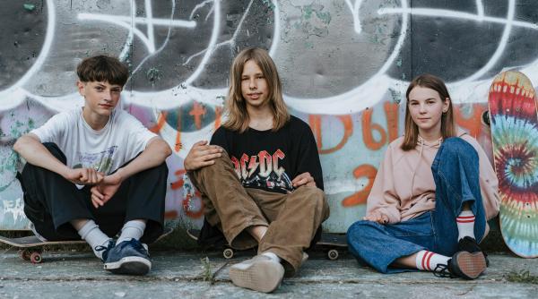 Îți lași copiii afară? Aceasta este ora la care trebuie să se întoarcă, în funcție de vârstă