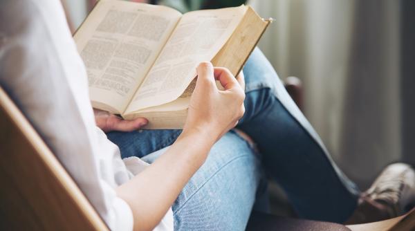 Magia romanelor de dragoste românești. Iată 10 creații romantice scrise de autori români pe care să le citești!