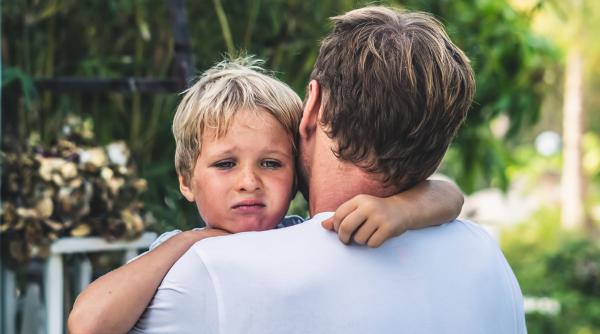 5 moduri de a-ți mângâia copilul când este trist. Psiholog: „Niciun copil nu s-a plâns până acum că a primit prea multe mesaje de dragoste din partea părinților”