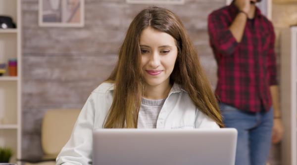 De ce uităm lucrurile pe care le-am căutat de o mie de ori pe internet: cum funcționează efectul Google