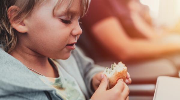 "The child is chubby and cute"? Warning signs that show the little one is becoming obese! Cooney Soare: "It will be the number one disease!" / Iancu: "In childhood, they are vulnerable"