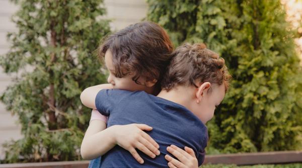 Cum să-i înveți pe copii empatie, compasiune și bunătate