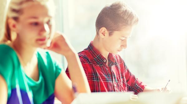 Elevii care au obținut media 10 la Evaluarea Națională și la Bacalaureat, recompensați de Ministerul Educației. Câți bani vor primi