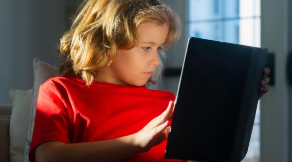 5 strategii prin care familiile se pot asigura că ai lor copii sunt în siguranță online. „Social media reprezintă o amenințare pentru copii încât ar trebui să aibă atașată o etichetă de avertizare”