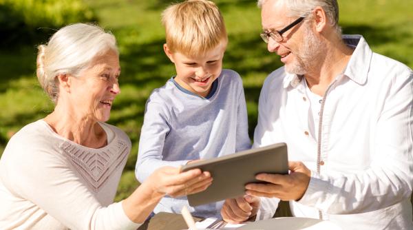 Atitudinea incomodă a bunicilor care îi exasperează pe părinți 